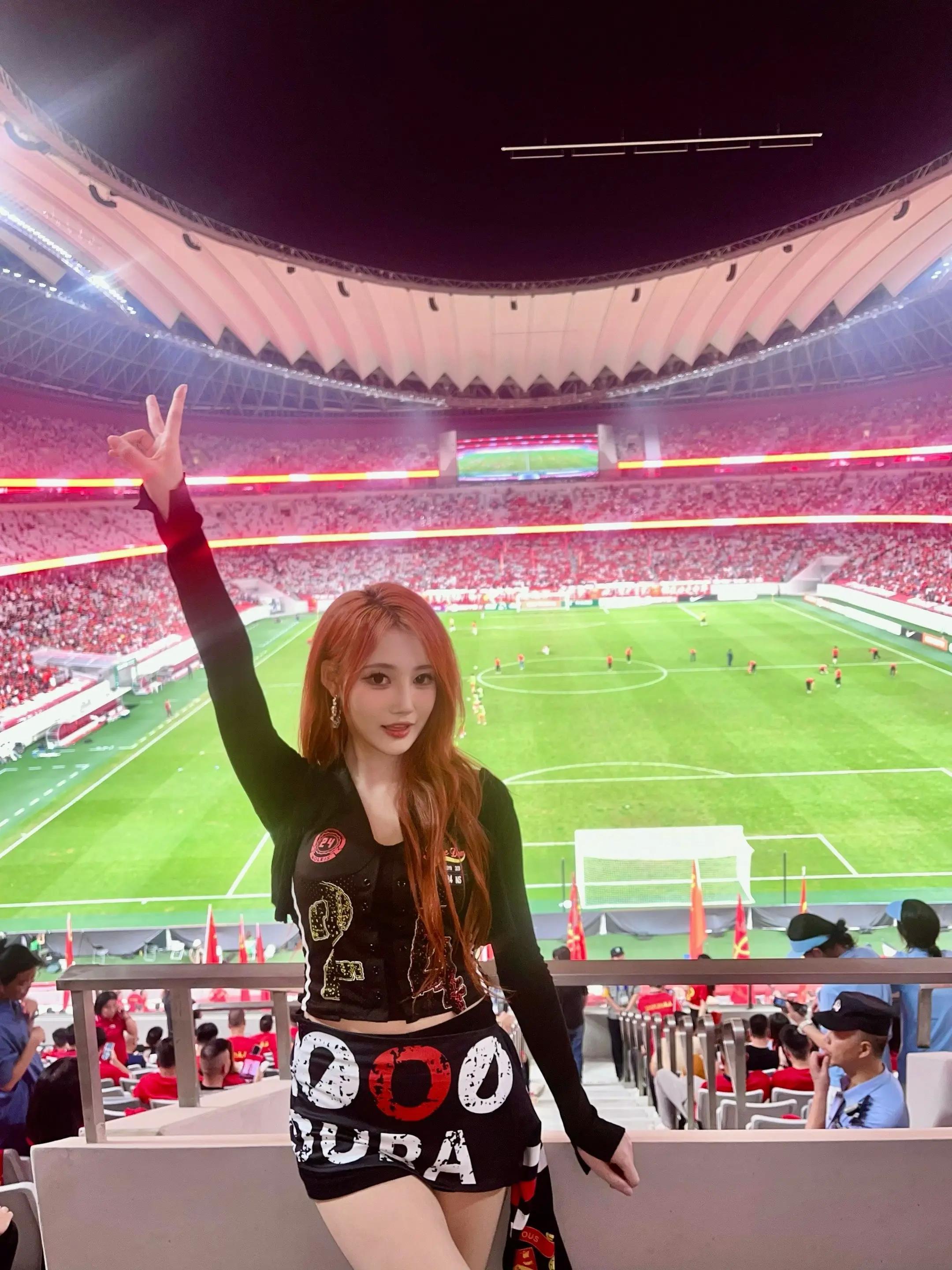 开云安卓下载-大秀美腿，女团成员周是汝现场观看U22男足vs澳大利亚